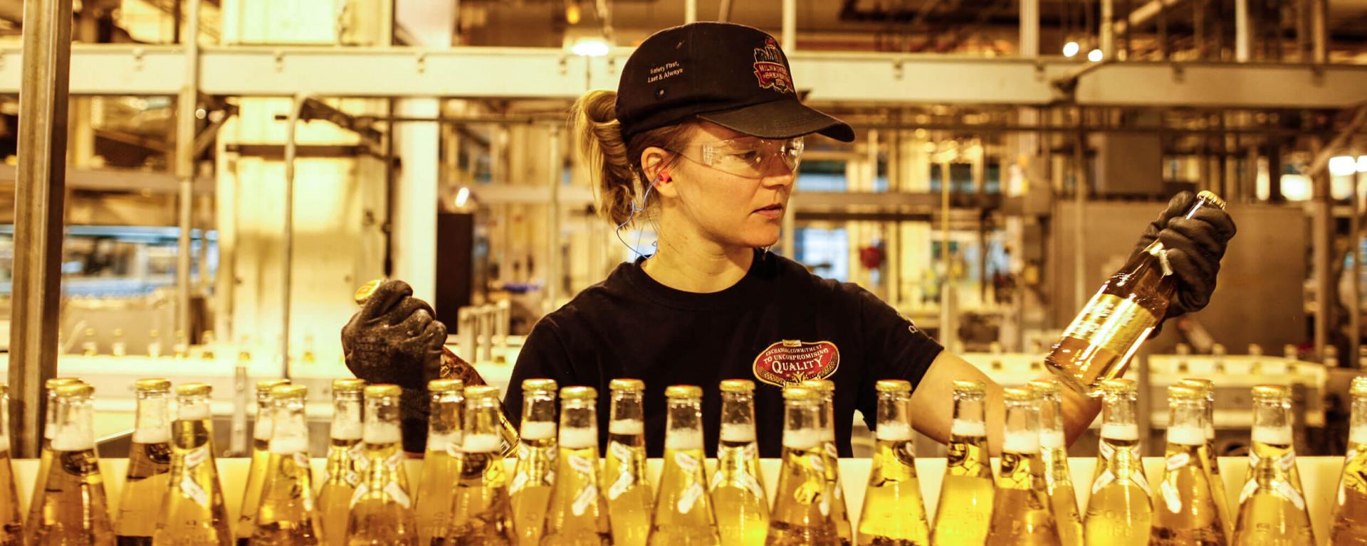 Ouvrier de ligne d'usine de bière